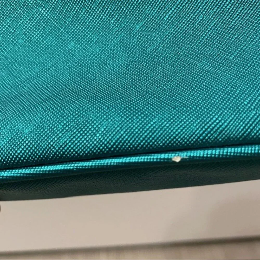 NEW La Mer Metallic Green Zippered Makeup Cosmetic Bag Travel